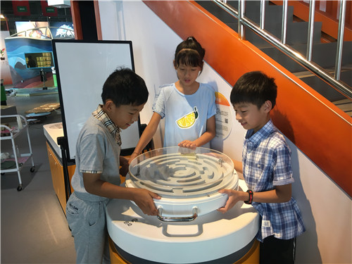 南京科技館科普傳播小使者率先體驗基礎科學展區(qū)