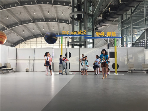 南京科技館科普傳播小使者率先體驗基礎科學展區(qū)