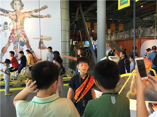 32名小學(xué)生獲得南京科技館“科普傳播小使者”聘書