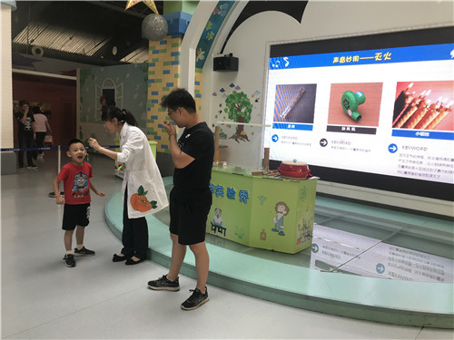 抓住國慶假期的尾巴 科學實驗秀《“聲”不由己》給你不同