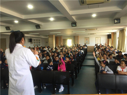 精彩科學(xué)實(shí)驗(yàn)秀點(diǎn)燃校園探索熱情