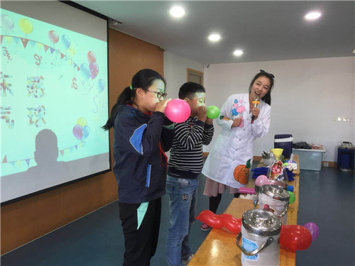 精彩科學(xué)實(shí)驗(yàn)秀點(diǎn)燃校園探索熱情