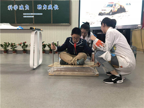 精彩科學(xué)實(shí)驗(yàn)秀點(diǎn)燃校園探索熱情