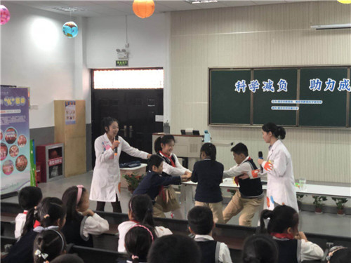 精彩科學(xué)實(shí)驗(yàn)秀點(diǎn)燃校園探索熱情