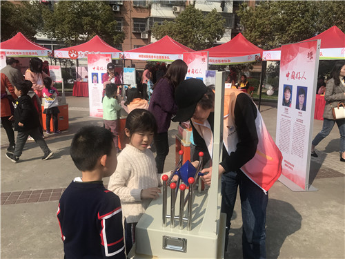 南京科技館黨支部參加“七彩志愿社區(qū)行”志愿服務(wù)主題月活動