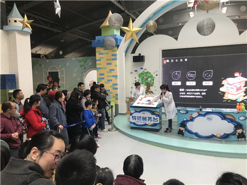 科學(xué)實(shí)驗(yàn)秀《如“磁”有趣》正在進(jìn)行中