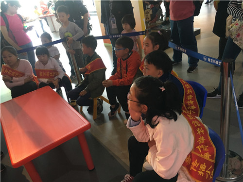 南京科技館科普傳播小使者清明假期培訓(xùn)忙