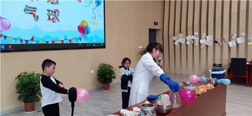 科學(xué)實驗秀《-196℃的誘惑》走進(jìn)月華路小學(xué)