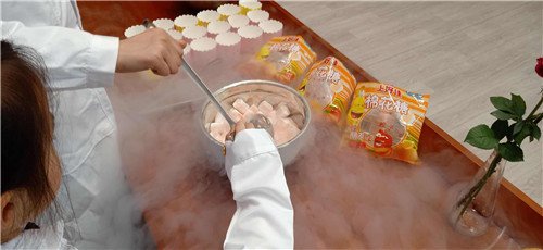 科學(xué)實驗秀《-196℃的誘惑》走進(jìn)月華路小學(xué)