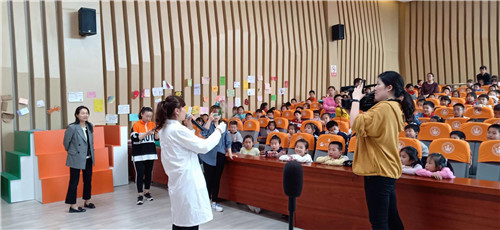 科學(xué)實驗秀《-196℃的誘惑》走進(jìn)月華路小學(xué)