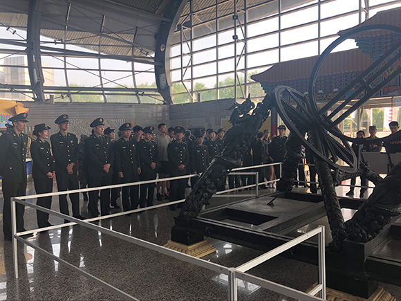 解放軍東部戰(zhàn)區(qū)陸軍某部官兵來我館參觀古代科技展