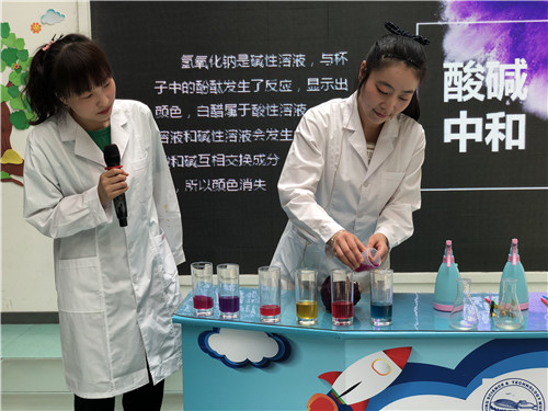 科學(xué)實(shí)驗(yàn)秀《酸堿消消樂》帶你走進(jìn)彩色夏日