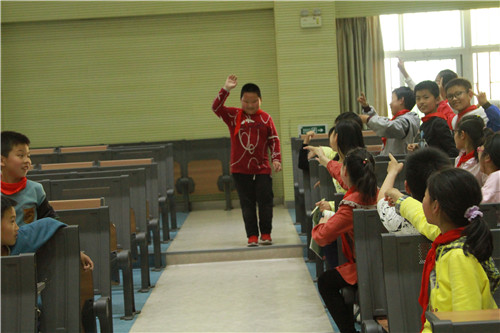 我館科學(xué)實驗秀《奇妙的拱形結(jié)構(gòu)》走進南京市岱山實驗小學(xué)