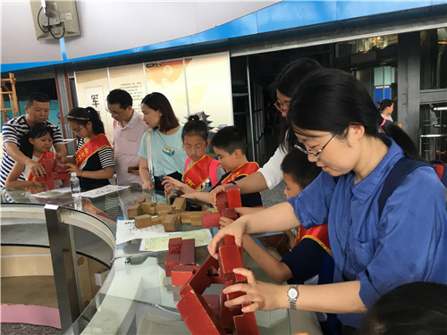 南京科技館科普傳播小使者古代科技展里過端午