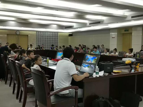 “看太陽(yáng)摸星星”科普活動(dòng)在我館成功開展