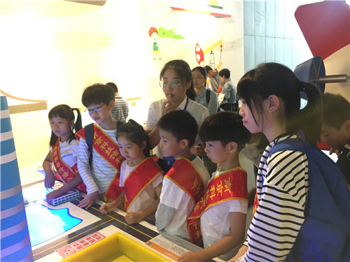 科普傳播小使者南京科技館里慶國(guó)慶