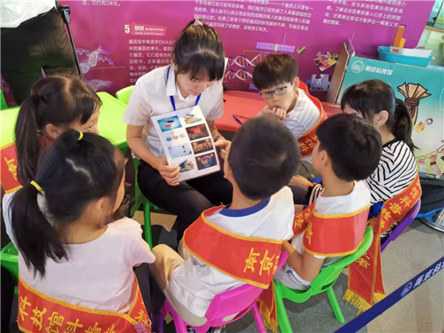 科普傳播小使者南京科技館里慶國(guó)慶