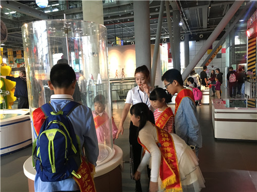 科普傳播小使者南京科技館里慶國(guó)慶