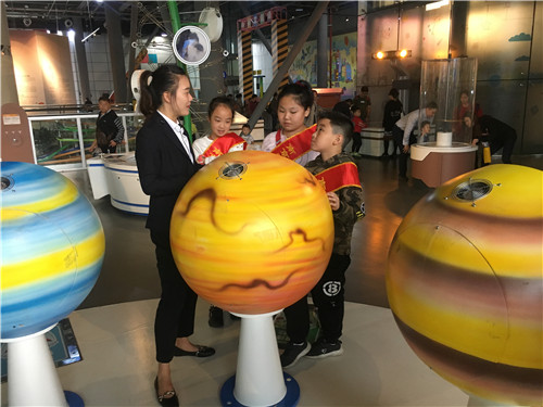 科普傳播小使者南京科技館里慶國(guó)慶