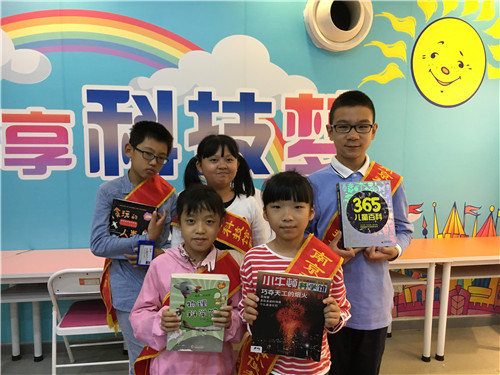 科普傳播小使者南京科技館里慶國(guó)慶