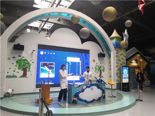 科學實驗秀《姐妹大作戰(zhàn)》趣味解讀牛頓第三定律