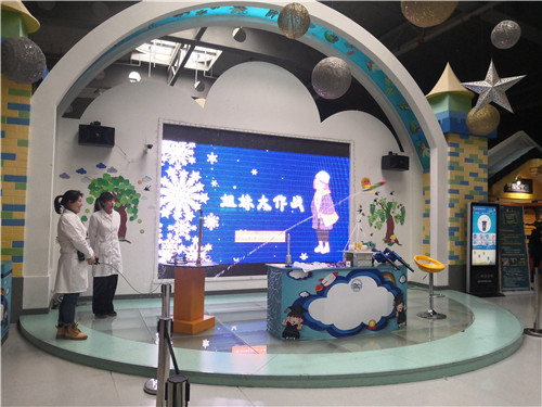 科學實驗秀《姐妹大作戰(zhàn)》趣味解讀牛頓第三定律