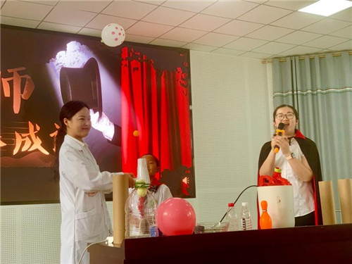 南京科技館科普大篷車攜科學(xué)實(shí)驗(yàn)秀 走進(jìn)古柏中心小學(xué)