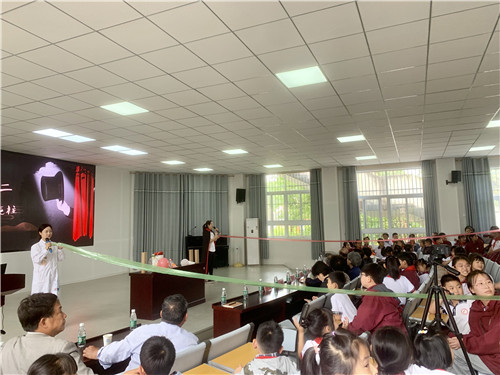 南京科技館科普大篷車攜科學(xué)實(shí)驗(yàn)秀 走進(jìn)古柏中心小學(xué)