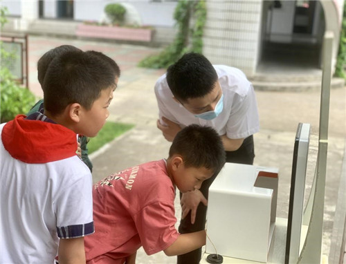 南京科技館科普大篷車攜科學(xué)實(shí)驗(yàn)秀 走進(jìn)古柏中心小學(xué)