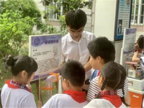 南京科技館科普大篷車攜科學(xué)實(shí)驗(yàn)秀 走進(jìn)古柏中心小學(xué)