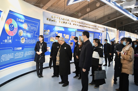 南京市中小學(xué)科技創(chuàng)新中心在我館揭牌