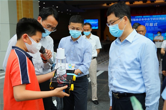 首屆南京市中小學(xué)科技創(chuàng)新活動(dòng)周在南京科技館開幕