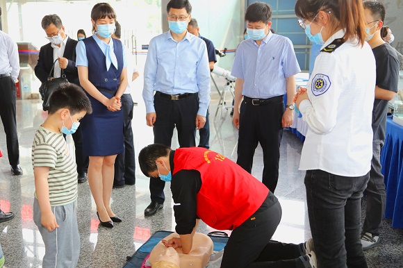 首屆南京市中小學(xué)科技創(chuàng)新活動(dòng)周在南京科技館開幕