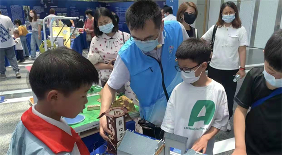 2022年“南京科普?qǐng)?bào)告進(jìn)校園” 主題報(bào)告暨啟動(dòng)儀式在南京科技館開幕