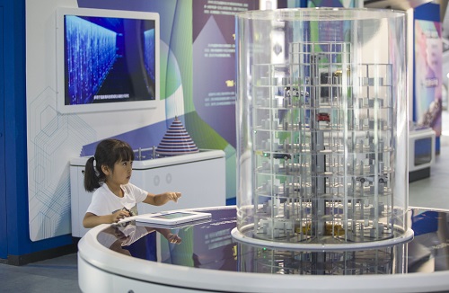 二樓：“能源與環(huán)境”、“機器人世界”、“信息與技術”