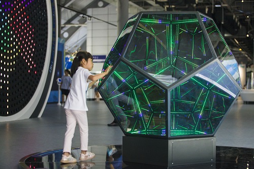 二樓：“能源與環(huán)境”、“機器人世界”、“信息與技術”