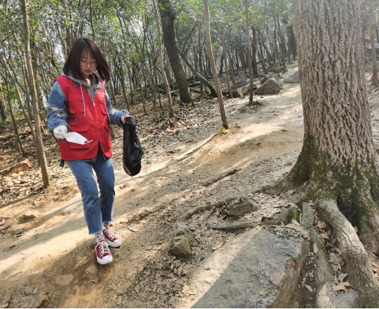 青山綠水 “益”路同行 ——南京科技館志愿服務(wù)隊(duì)紫金山環(huán)?；顒? onmousewheel=