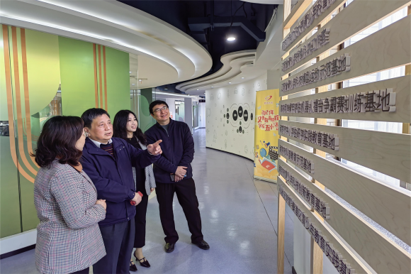 南京科普教育基地應用協(xié)會開展贈書活動