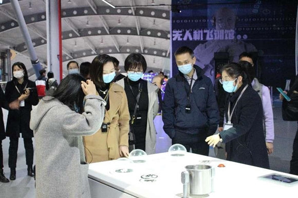 東莞松山湖管委會(huì)科技教育局一行參觀南京科技館