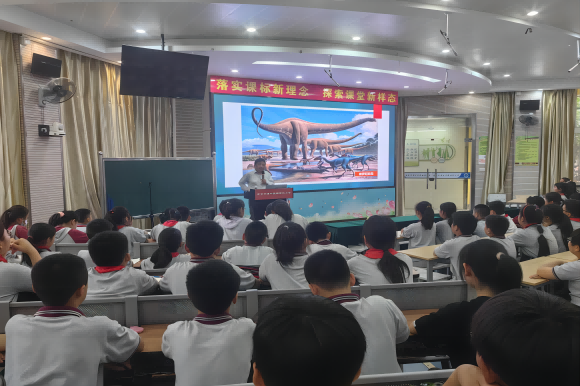 “熱愛科學(xué) 崇尚科學(xué)”——弘揚(yáng)科學(xué)家精神 探究真理發(fā)現(xiàn)新知系列主題活動走進(jìn)浦口區(qū)新世紀(jì)小學(xué)