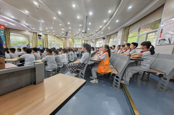 “熱愛科學(xué) 崇尚科學(xué)”——弘揚(yáng)科學(xué)家精神 探究真理發(fā)現(xiàn)新知系列主題活動走進(jìn)浦口區(qū)新世紀(jì)小學(xué)