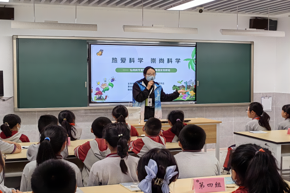 “熱愛科學(xué) 崇尚科學(xué)”——弘揚(yáng)科學(xué)家精神 探究真理發(fā)現(xiàn)新知系列主題活動走進(jìn)浦口區(qū)新世紀(jì)小學(xué)