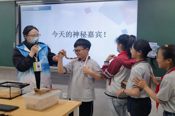 “熱愛科學(xué) 崇尚科學(xué)”——弘揚(yáng)科學(xué)家精神 探究真理發(fā)現(xiàn)新知系列主題活動走進(jìn)浦口區(qū)新世紀(jì)小學(xué)