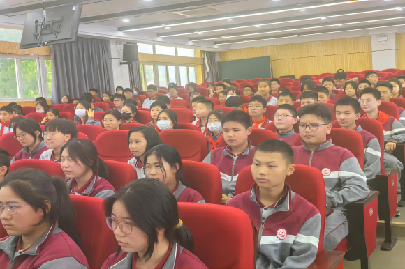 “熱愛科學 崇尚科學——地球生命誕生的幾大疑問”主題講座走進南京市文樞初級中學