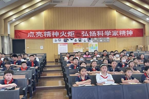 “熱愛科學(xué) 崇尚科學(xué)—點(diǎn)亮精神火炬 弘揚(yáng)科學(xué)家精神”宣講會在南京科技館舉辦