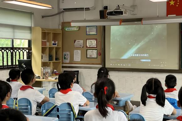 “熱愛科學(xué) 崇尚科學(xué)—點(diǎn)亮精神火炬 弘揚(yáng)科學(xué)家精神”宣講會在南京科技館舉辦