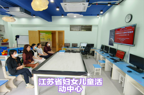 “熱愛科學(xué) 崇尚科學(xué)—點(diǎn)亮精神火炬 弘揚(yáng)科學(xué)家精神”宣講會在南京科技館舉辦