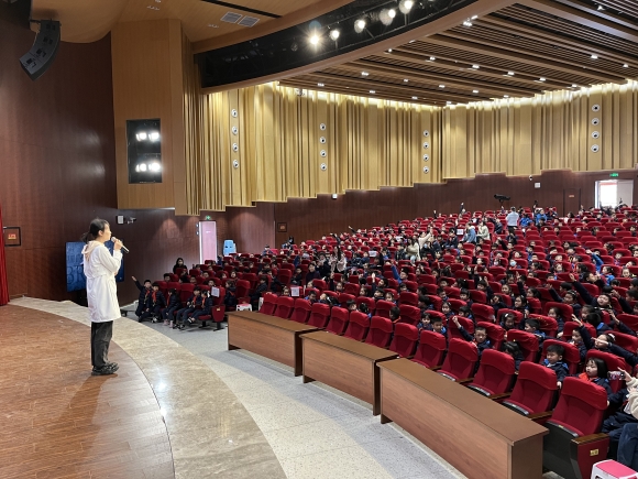 南京科技館科學實驗秀《勇敢者游戲》助力南外仙林分校科技節(jié)