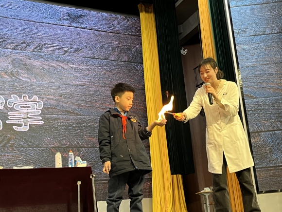 南京科技館科學實驗秀《勇敢者游戲》助力南外仙林分?？萍脊?jié)