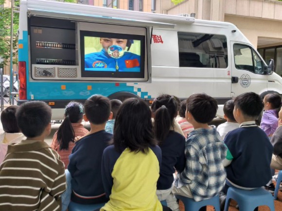 “科普進(jìn)校園 科技潤童心” ——南京科技館科普大篷車新車新氣象